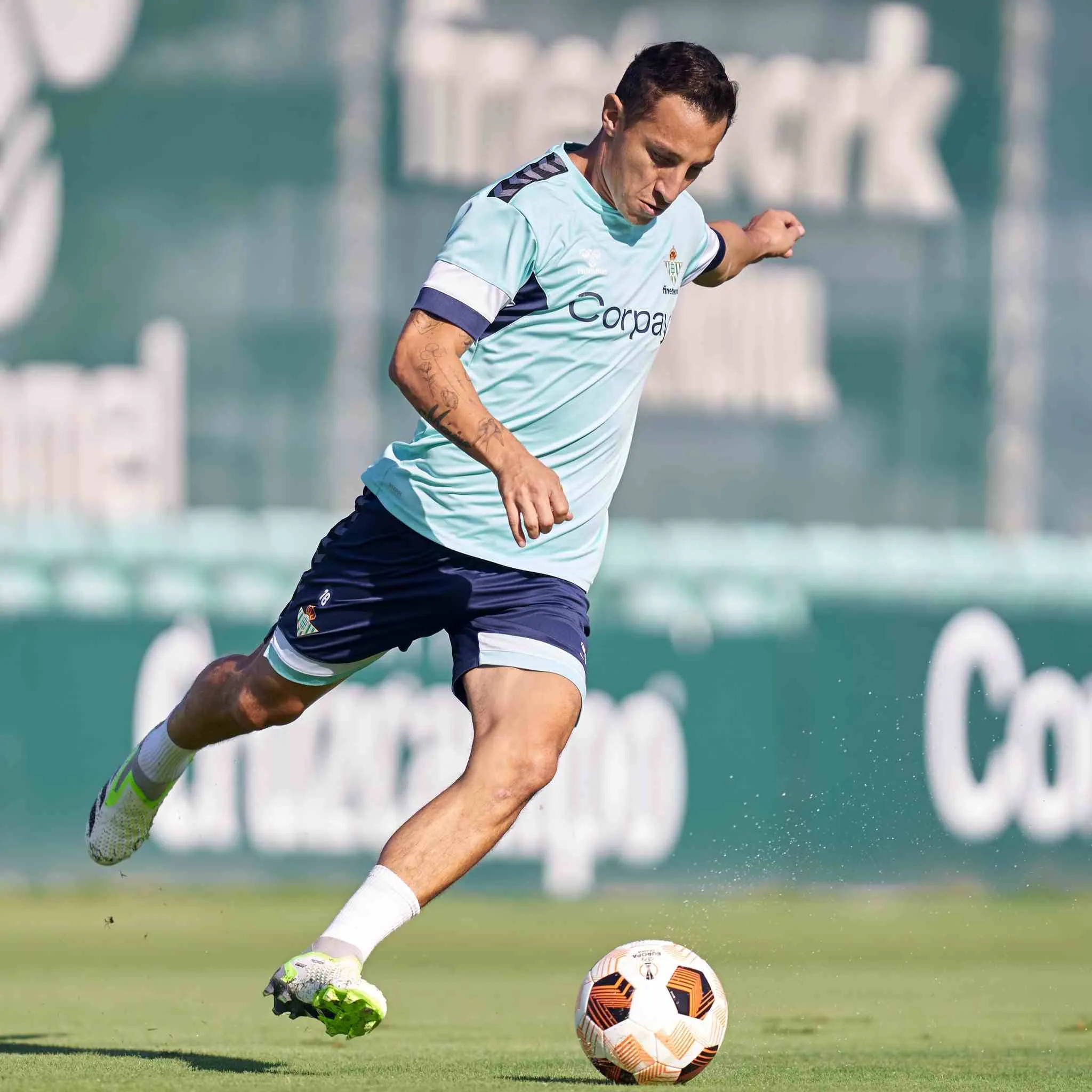 Guardado muestra su potencia en el tiro a gol