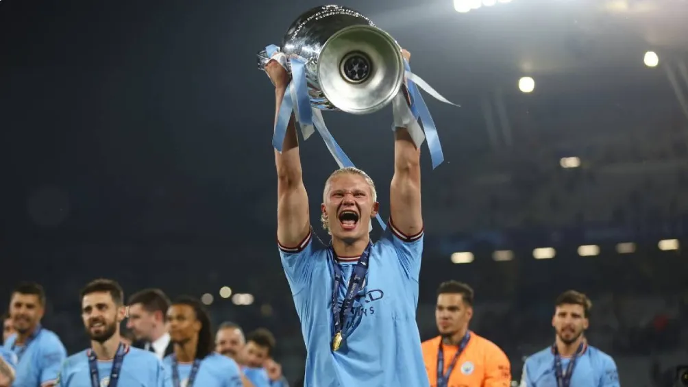 Haaland celebra con la Champions que ganó en 22-23