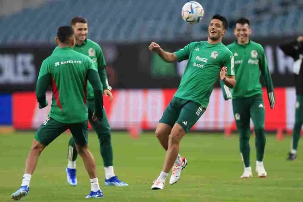 Raúl Jiménez en entrenamiento con la Selección Mexicana