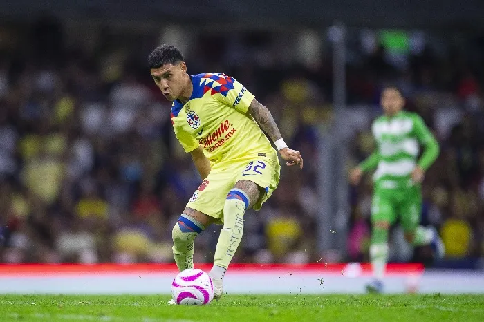 Leo jugando con el América