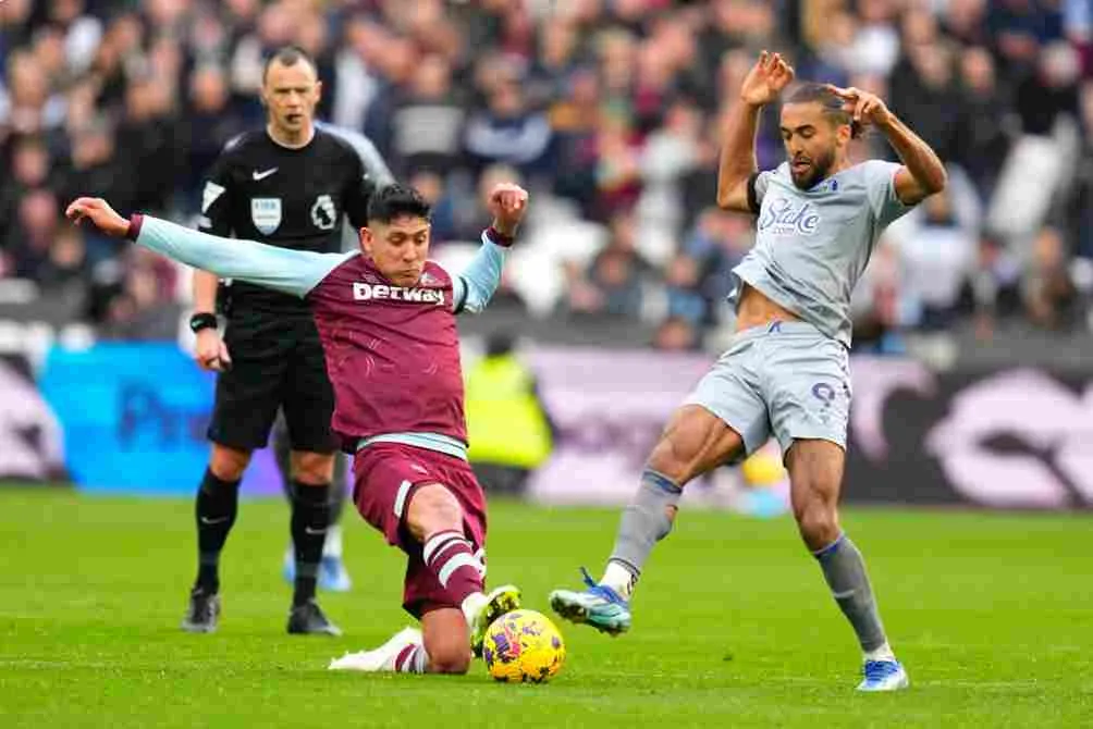 Edson en el compromiso del West Ham ante el Everton