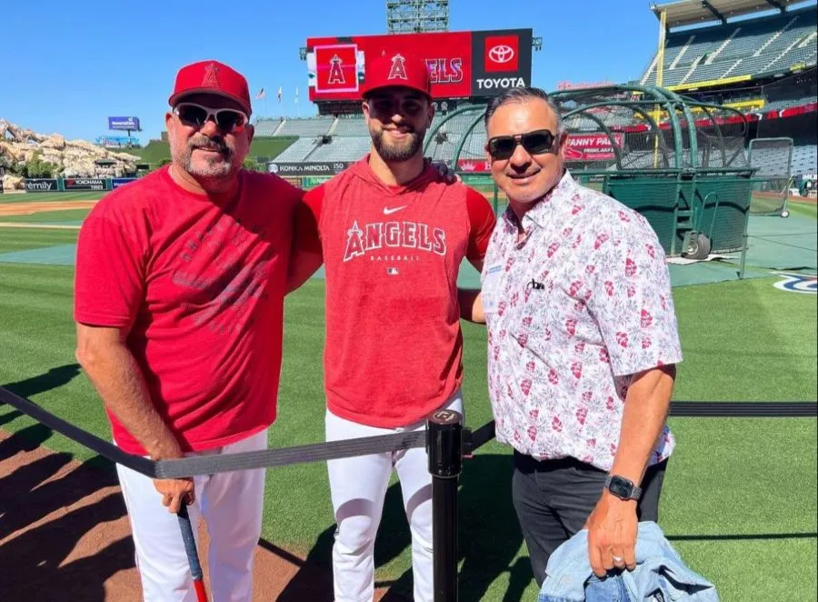 Benjamín Gil con Patrick Sandoval