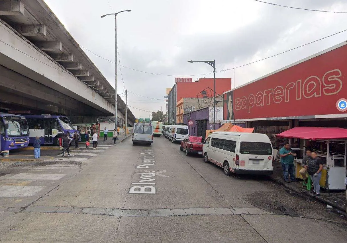 En el Metro Boulevard Puerto Aeropuerto salen 'combis' que te llevan al Palacio de los Deportes.