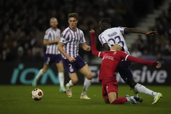 Liverpool y Toulouse disputando el balón