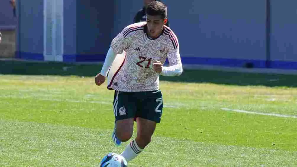 Adrián Fernández de Lara en un compromiso con la Sub 17