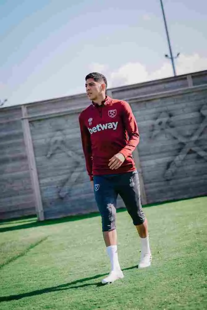 Edson Álvarez durante la práctica del West Ham