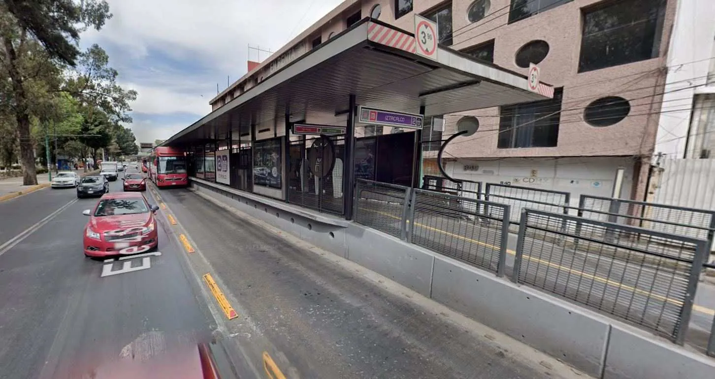El Metrobús más cercano es la estación Iztacalco.