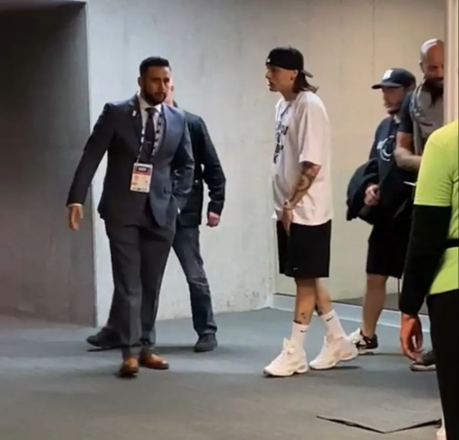 Peso Pluma entrando a la Arena CDMX