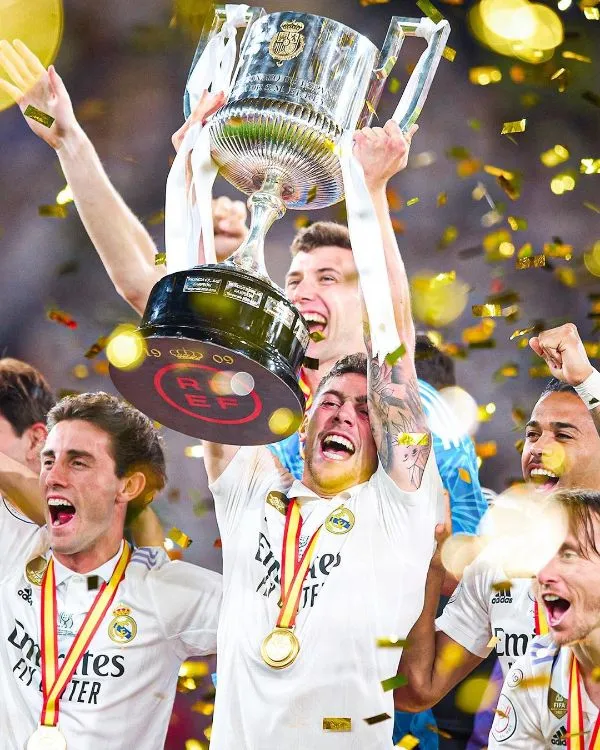 Federico Valverde celebrando el título