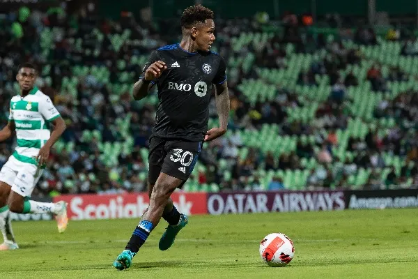 MEXSPORT Romell Quioto controlando el balón