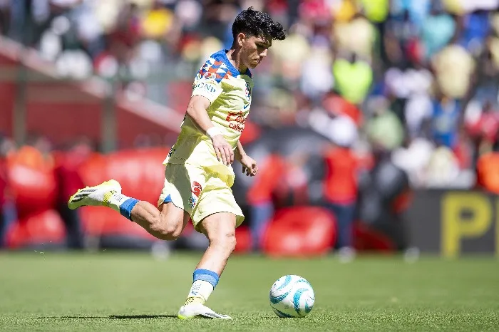 Kevin disputando el balón