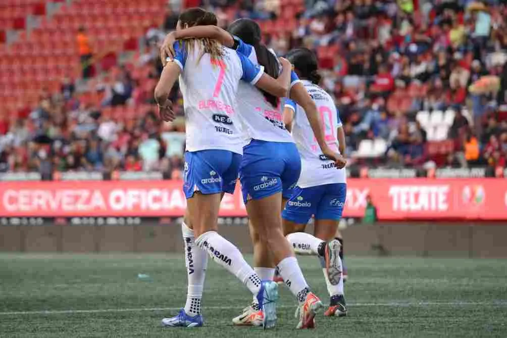 Christina Burkenroad celebra a lado de sus compañeras