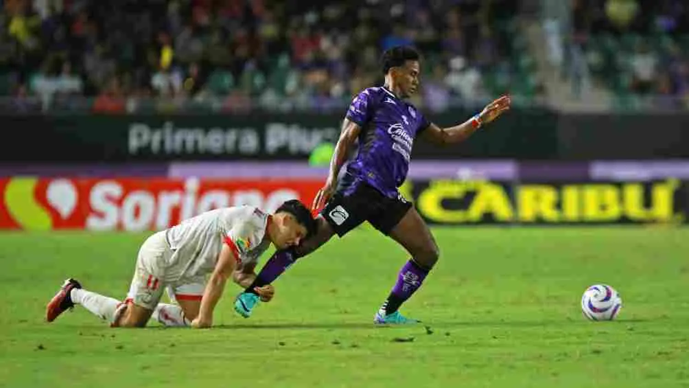 MEXSPORT Maxi Araujo comete falta para evitar el avance de Mazatlán