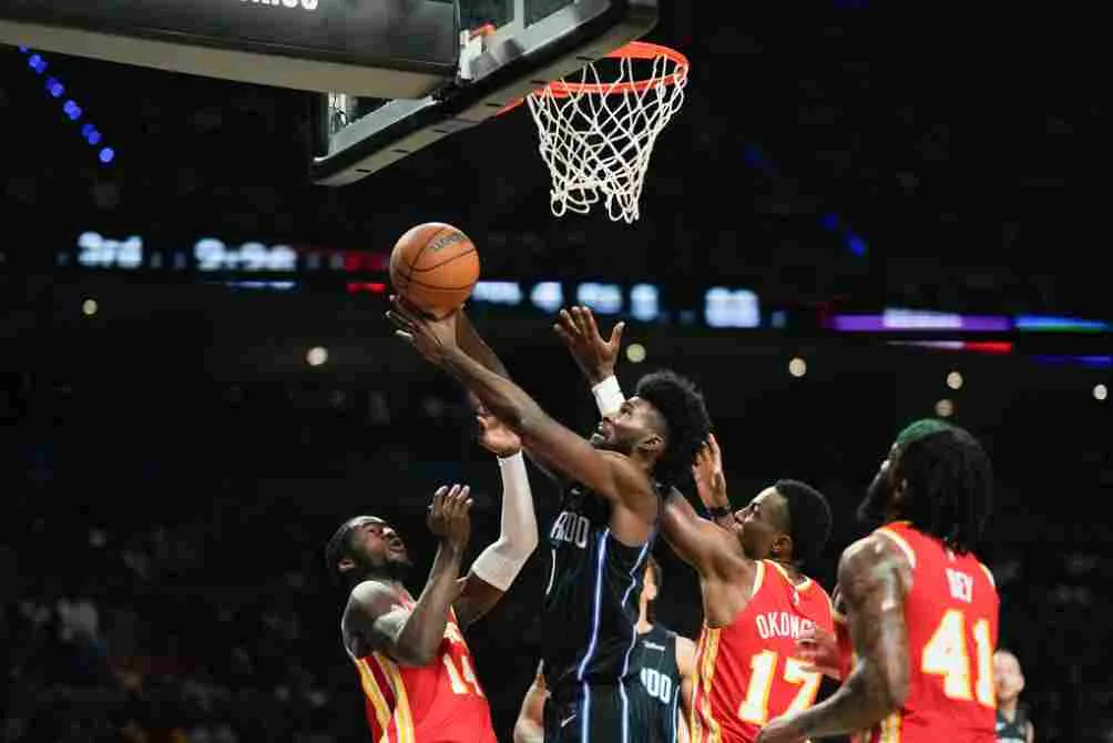 Jonathan Isaac se enfrenta a los jugadores de Atlanta Hawks