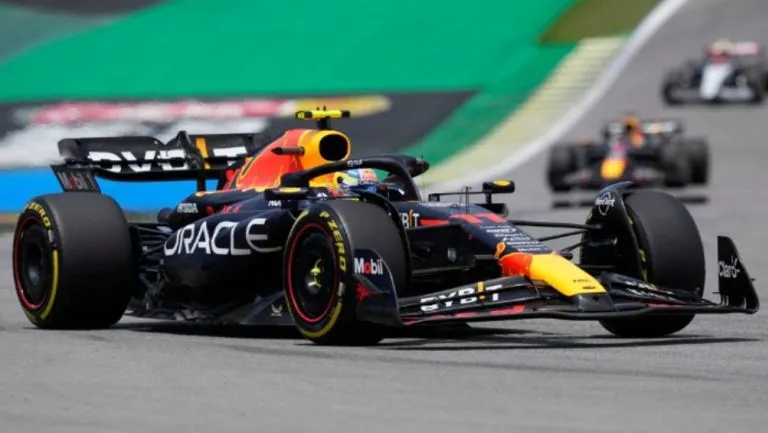 Sergio Pérez con la escudería de Red Bull