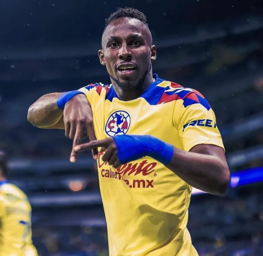 Julián Quiñones sigue brillando en América