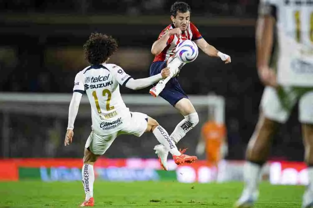 Mozo disputa el balón por aire