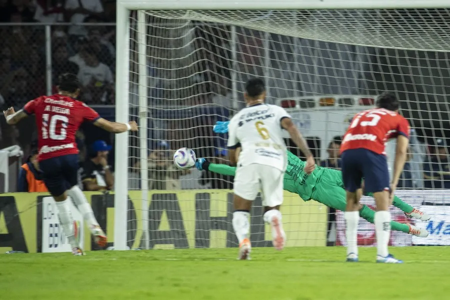 Alexis Vega falló el penalti contra Pumas