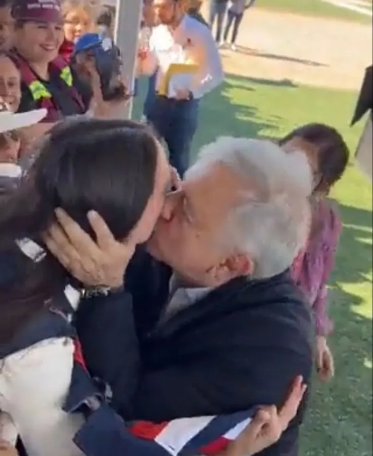 AMLO besó a mujer sin consentimiento