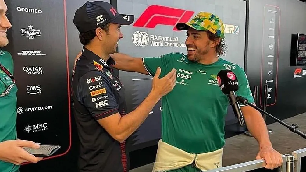 Checo y Alonso se abrazaron tras su batalla en la pista
