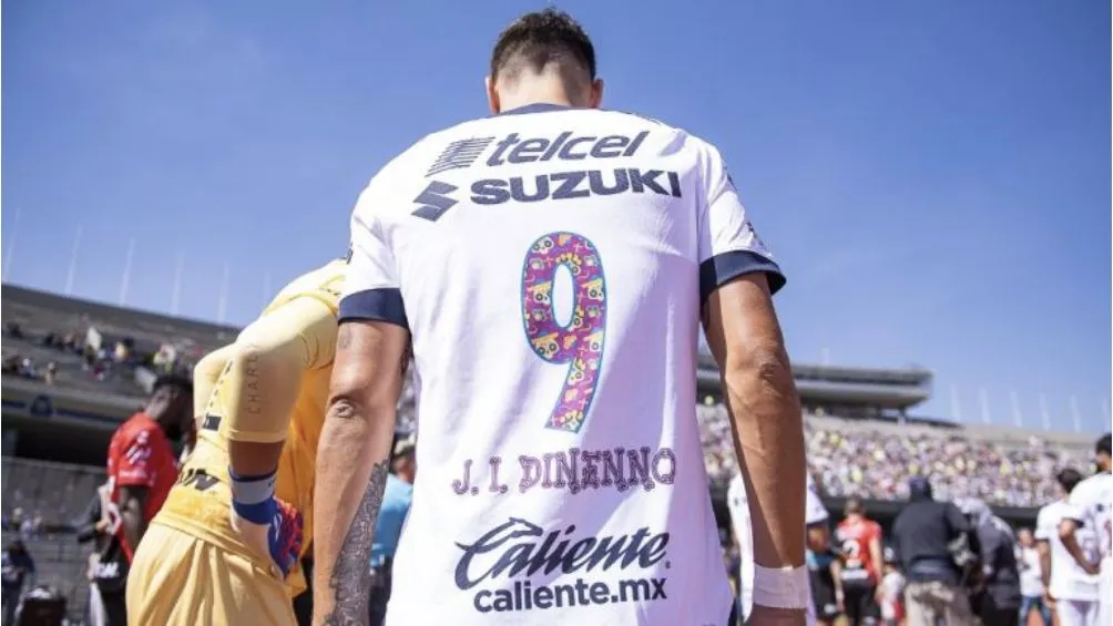 Juan Ignacio Dinneno con el 9 auriazul