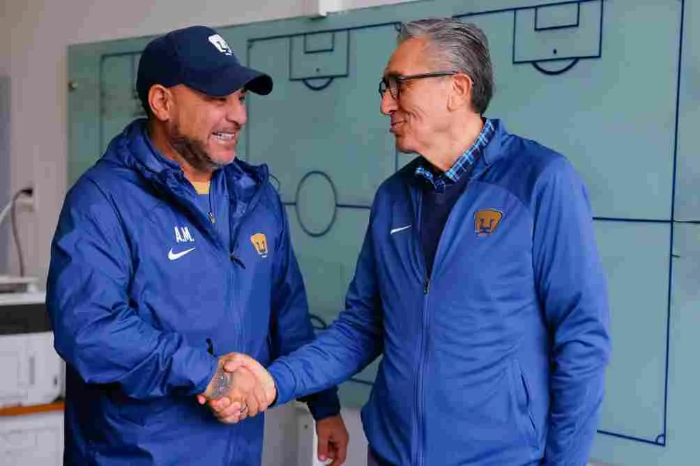 TWITTER: @PumasMX Luis Raúl González con Antonio Mohamed