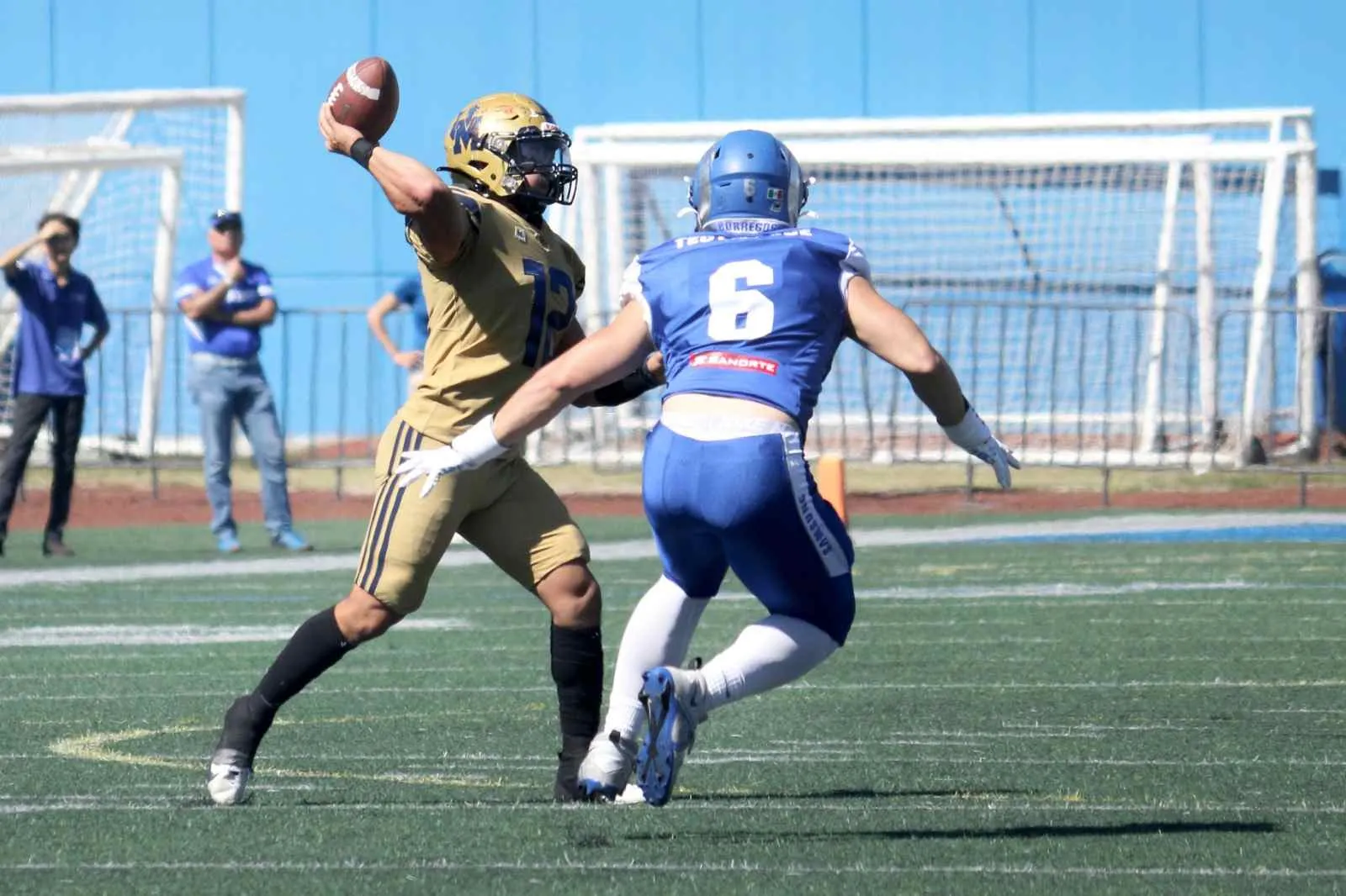 Félix Rivera lanza el ovoide ante los del ITESM