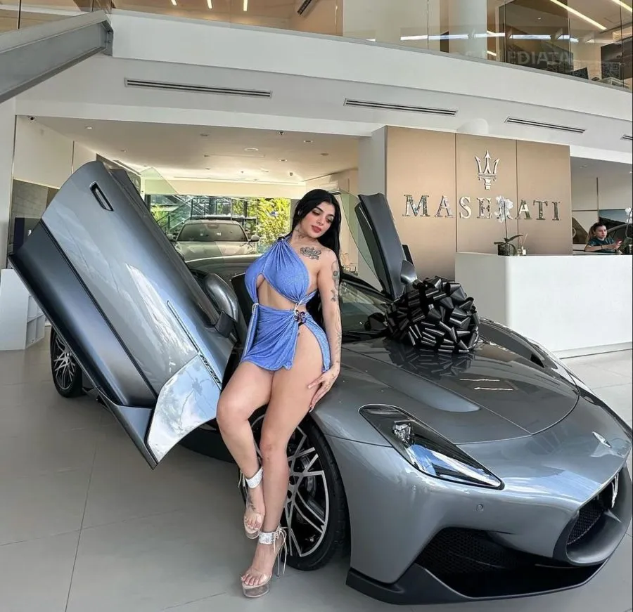 Karely Ruíz presumiendo su nuevo Maserati