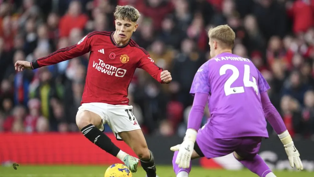 Holjund en una oportunidad ante el arquero del Luton