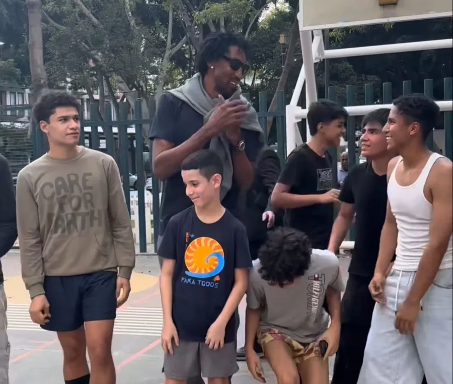 CAPTURA DE PANTALLA: VIDEO Scottie Pippen convivió con niños