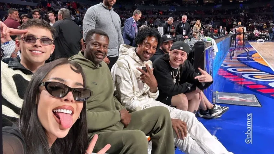 TWITTER: @NBAMEX Scottie Pippen con Peso Pluma y Danna Paola en el México City Game