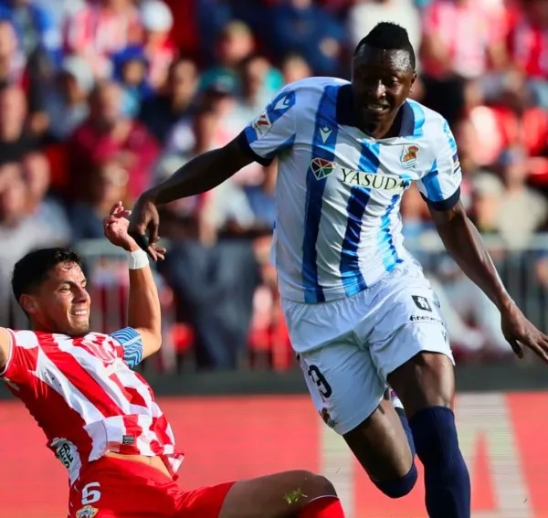 Almería y Real Sociedad disputando el balón