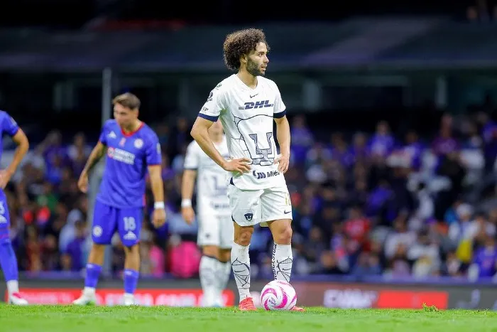 César Huerta jugando con los Pumas