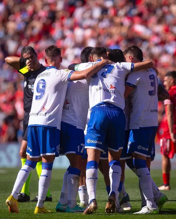 Jugadores del Vélez salen molestos con el árbitro tras el empate