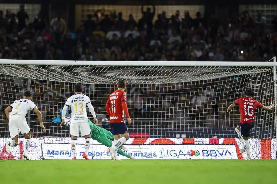 Alexis Vega falló el penalti ante Pumas