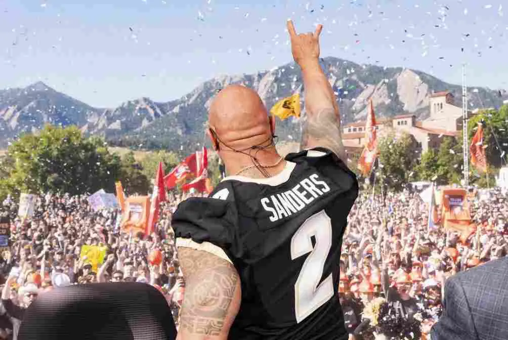 The Rock en un evento de futbol colegial