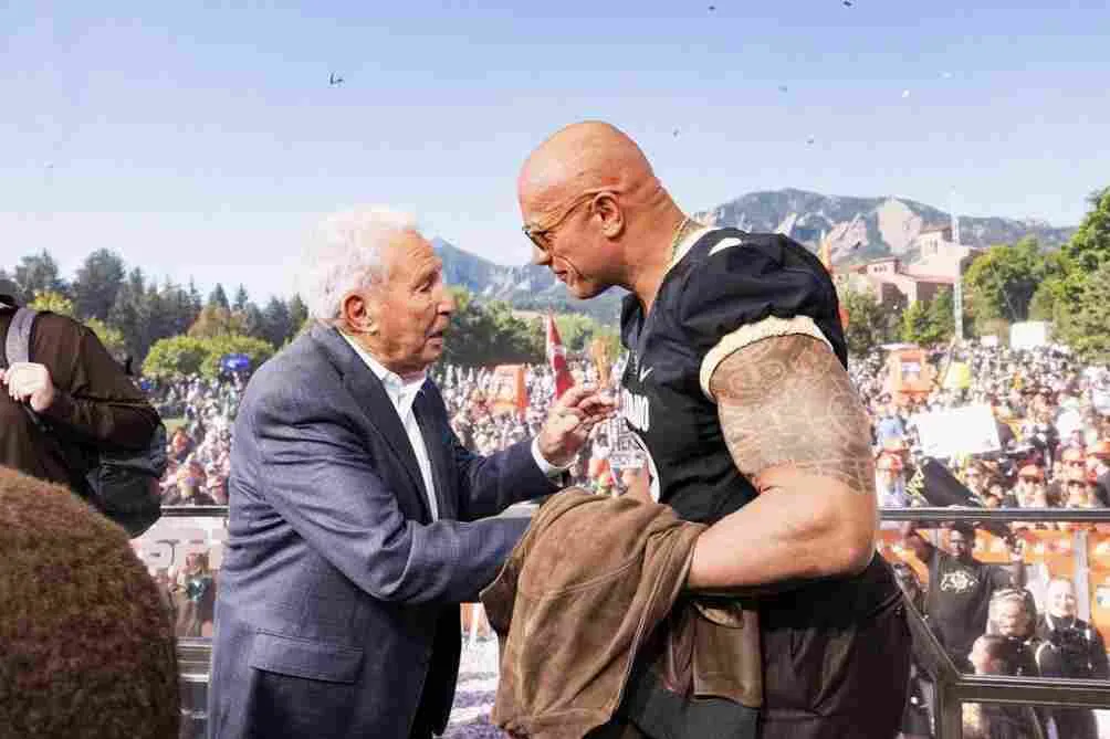 El actor presente en un evento de futbol colegial