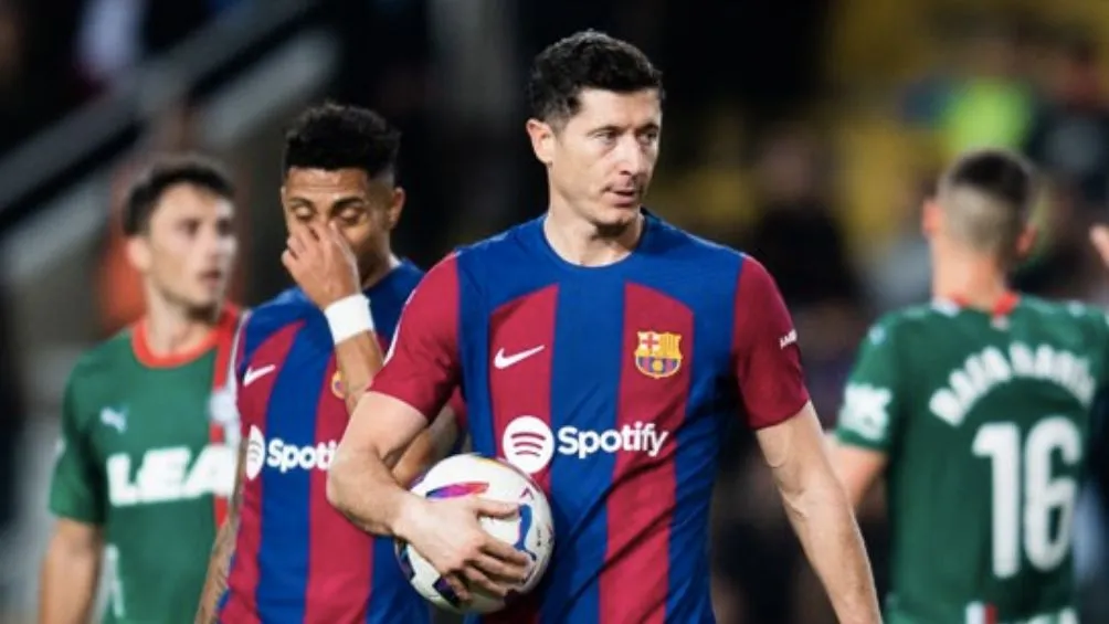 Lewandowski antes del penal ante el Alavés