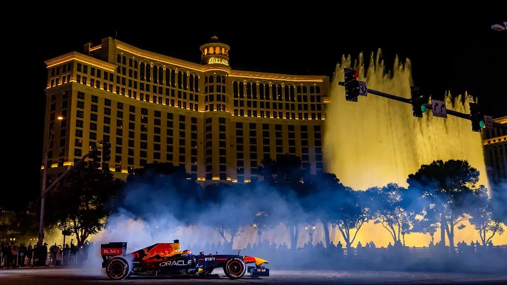 Checo ya 'probó' las calles de la Ciudad del Pecado