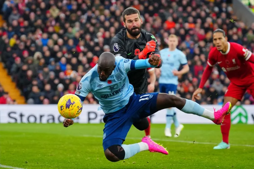 Momentos del cotejo en Anfield