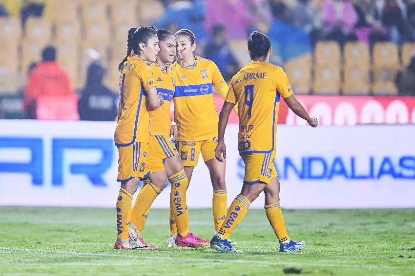 Tigres en celebración de gol