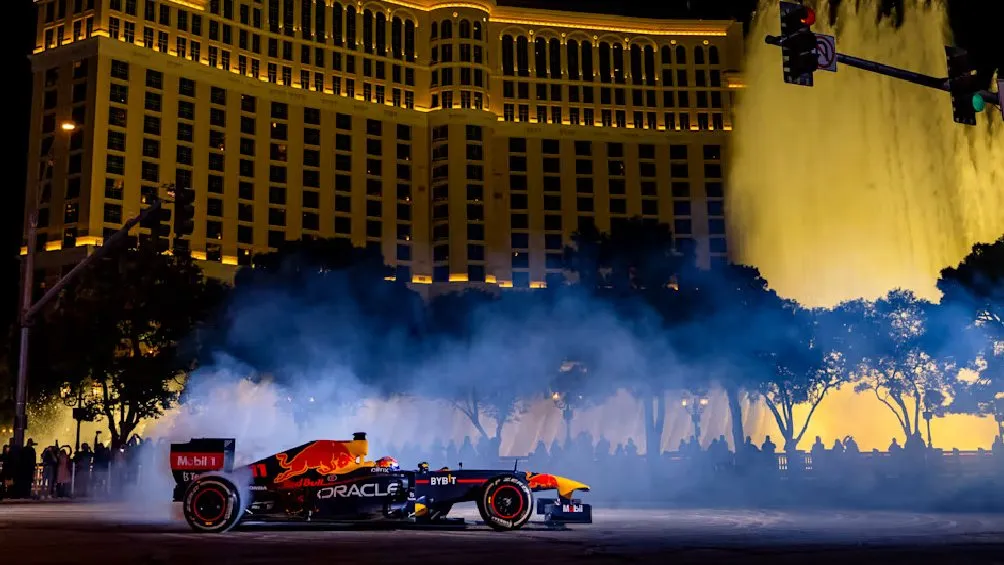 El RB19, monoplaza de Checo Pérez, ya en las calles de Las Vegas