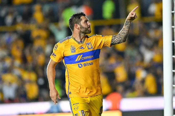 André-Pierre Gignac celebra una anotación con Tigres