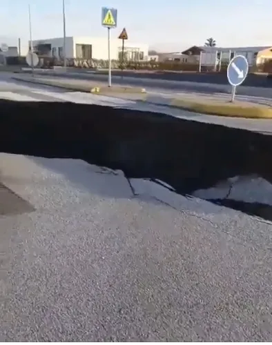 El enjambre sísmico está dañando casas y vías de comunicación.