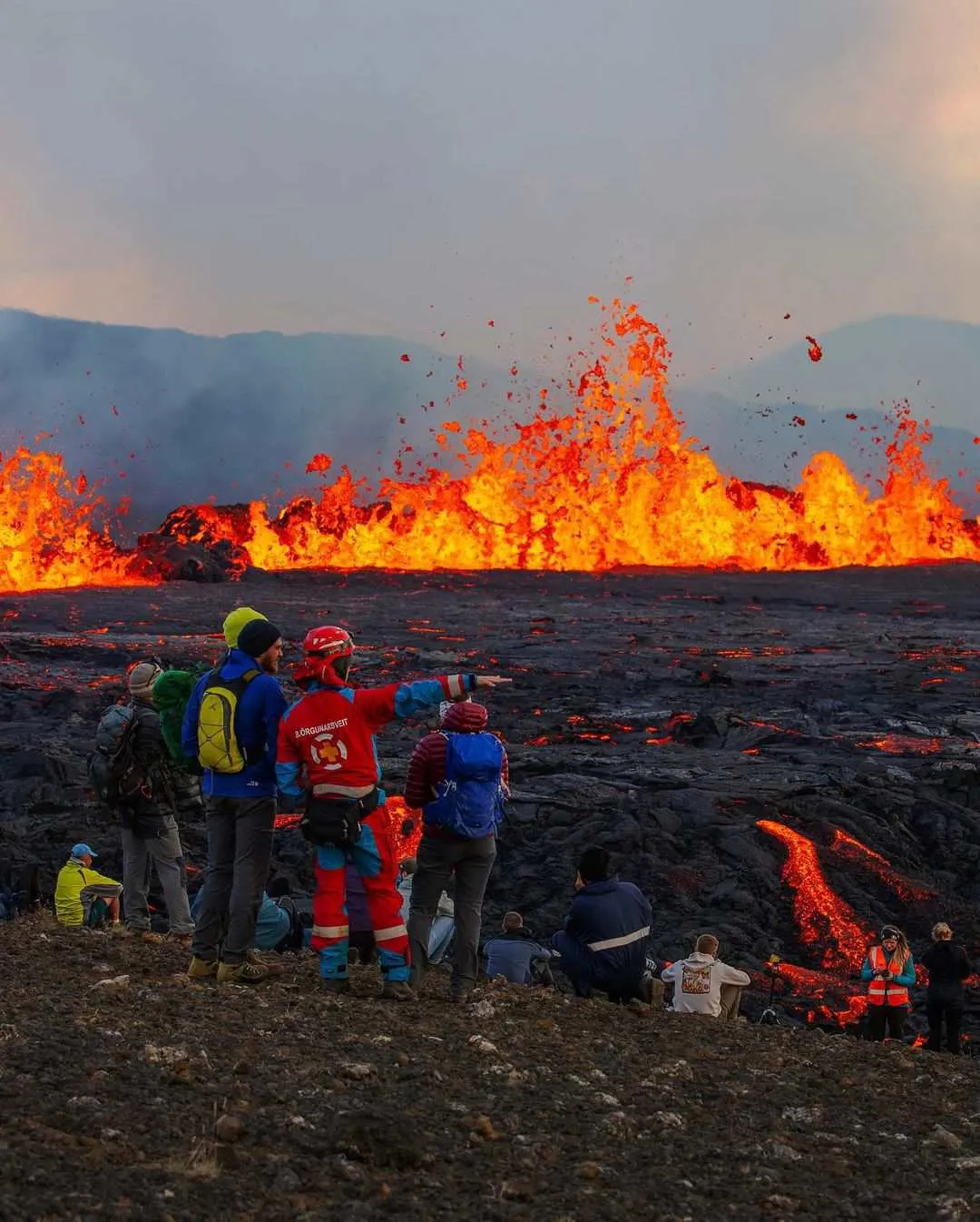 El movimiento de la magma hace que las placas tectónicas se acomoden y se generen los temblores.