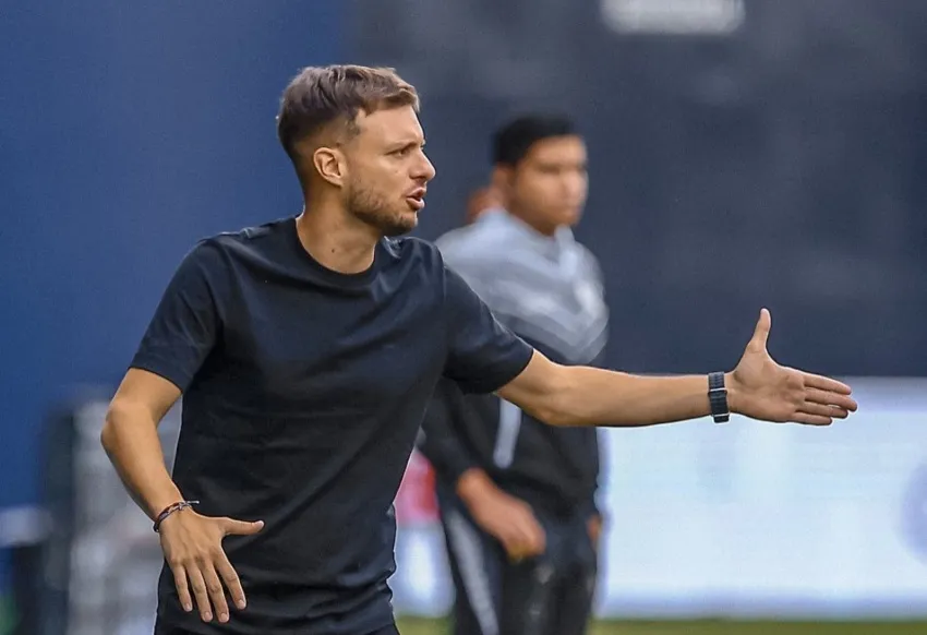 Martín Anselmi dirigiendo partido