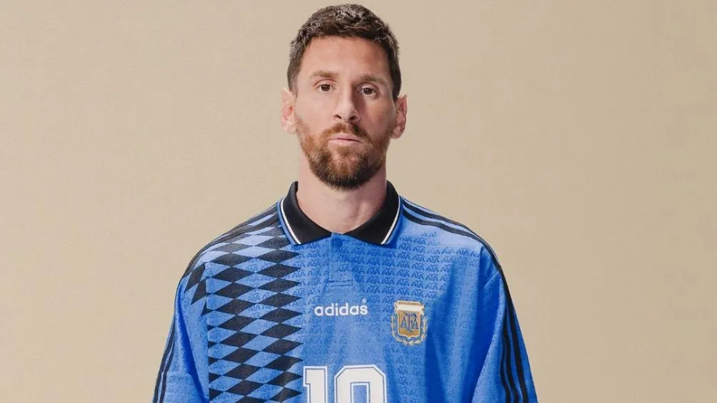 Lio Messi con la playera retro del 94