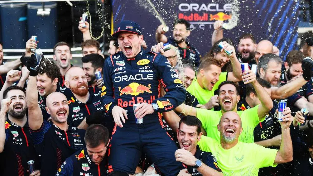 Max Verstappen celebra tras su victoria 17 en el GP de Brasil