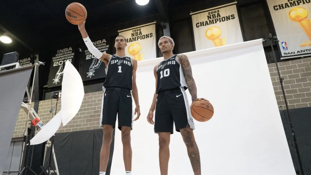 Wembanyama junto a Sochan