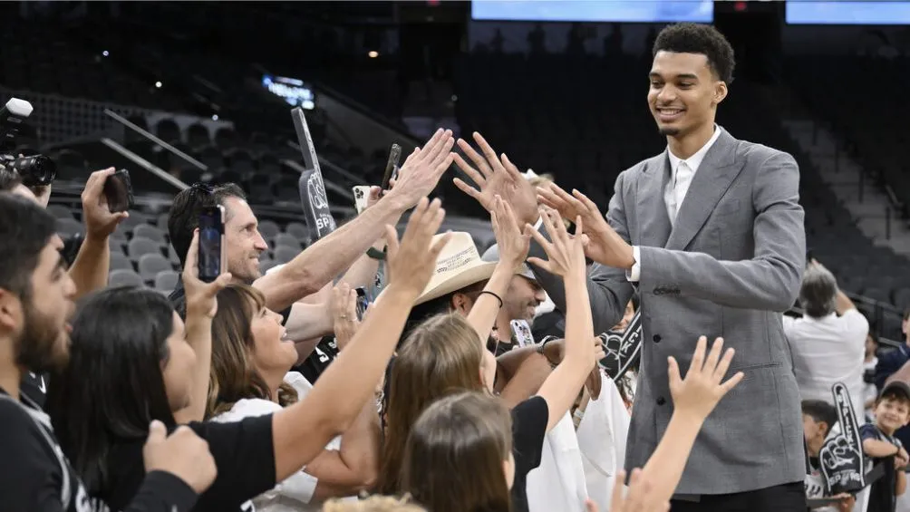 Victor Wembanyama en su llegada a San Antonio